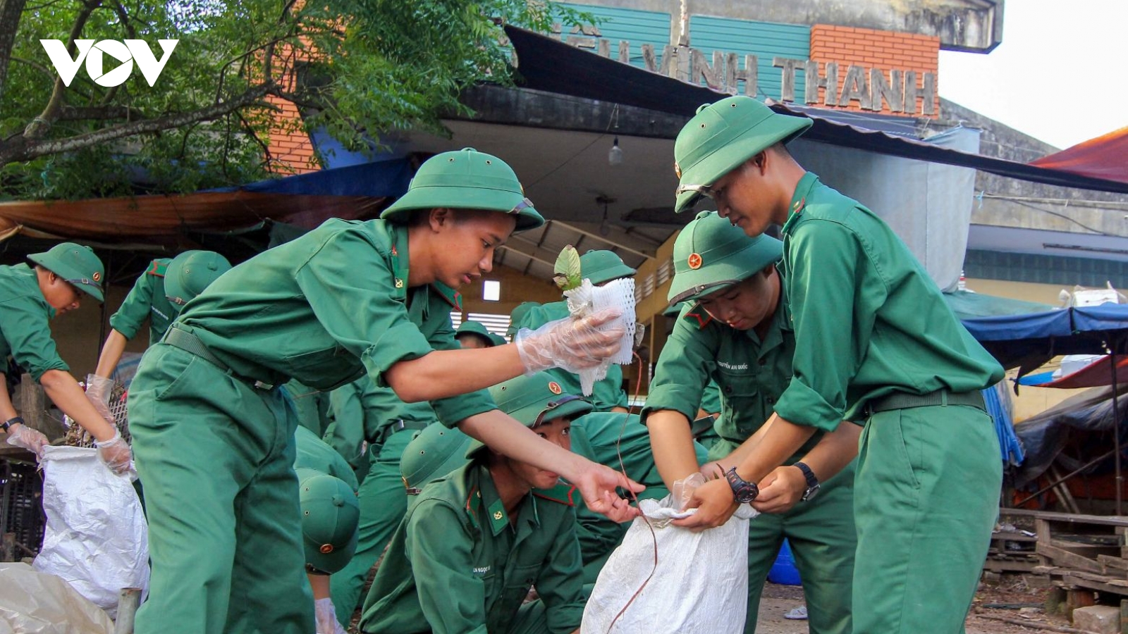 Gần 1.000 người nhặt rác tại các bãi biển ở Huế