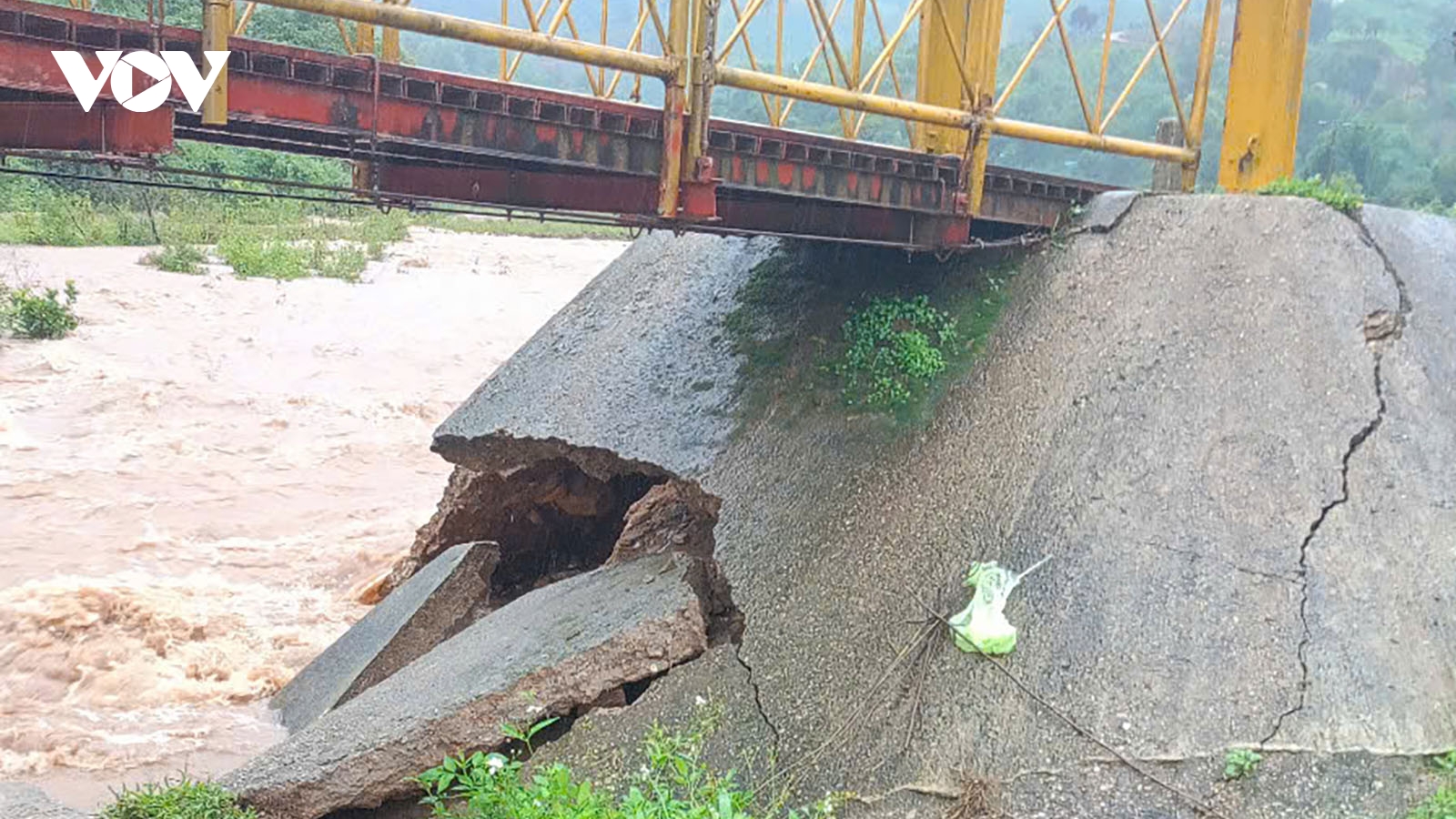 Mưa lớn gây sạt lở ở vùng cao Kon Tum