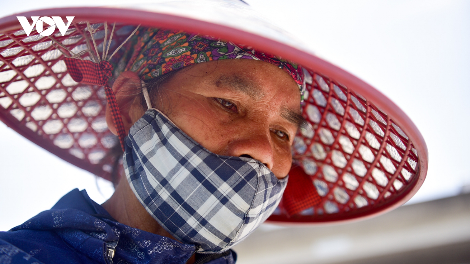 Nữ lao công mưu sinh dưới trời nắng nóng gần 40 độ ở Hà Nội