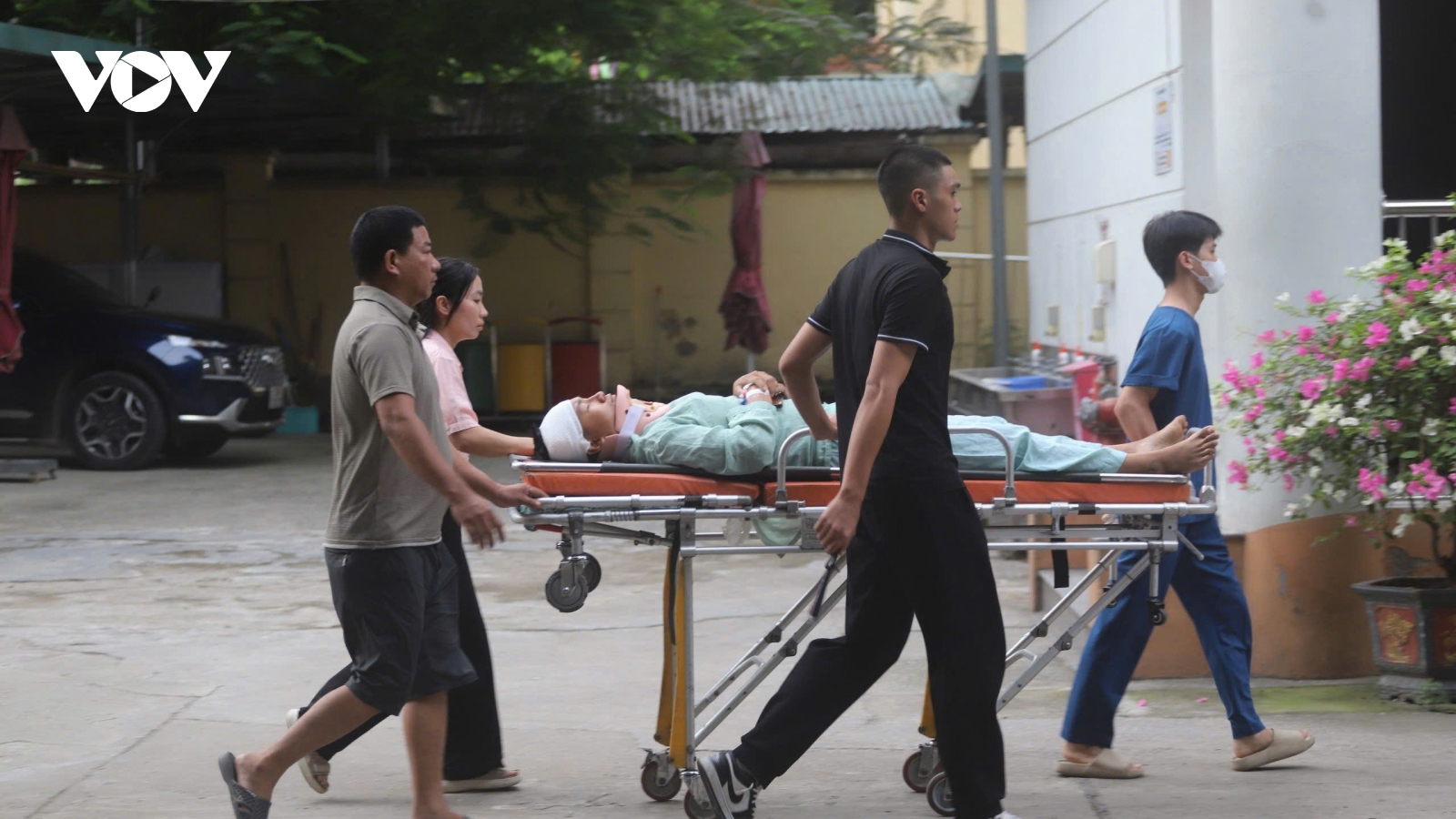 Nam sinh Hà Nội đến điểm thi bằng cáng sau tai nạn giao thông