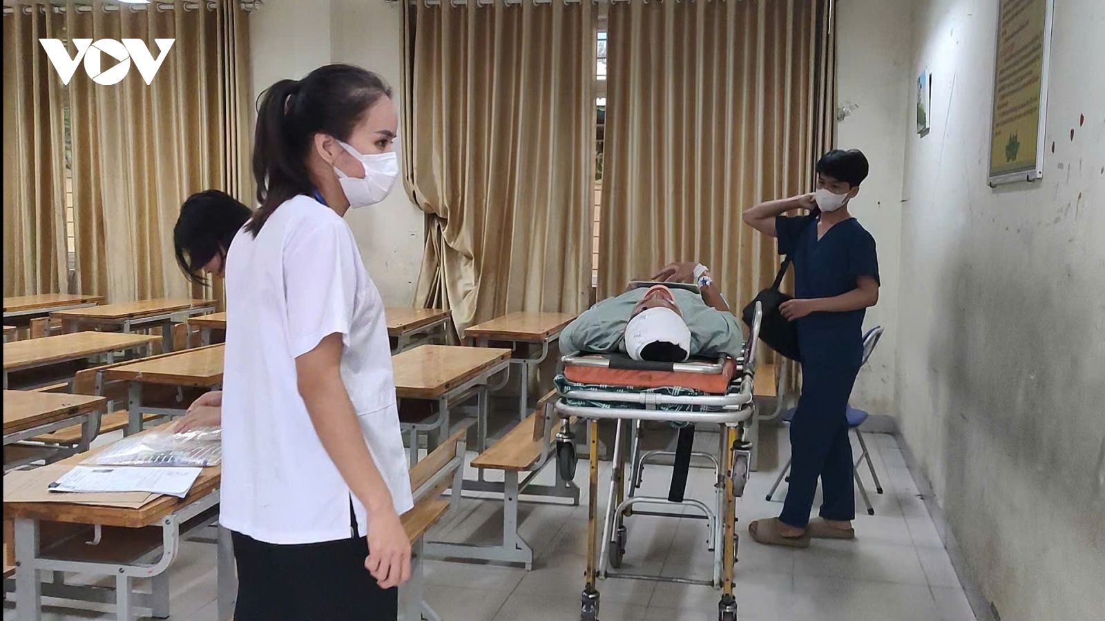 Nam sinh ở Hà Nội phải nằm cáng đến điểm thi đã hoàn thành bài thi