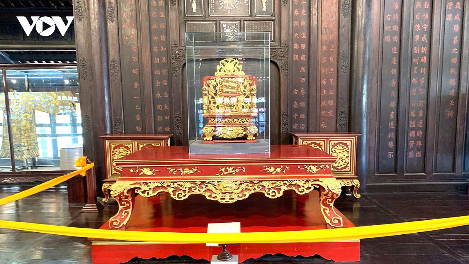 Bảo tàng Cổ vật Cung đình Huế lắp đặt tủ kính bảo vệ 3 ngai vua triều Nguyễn
