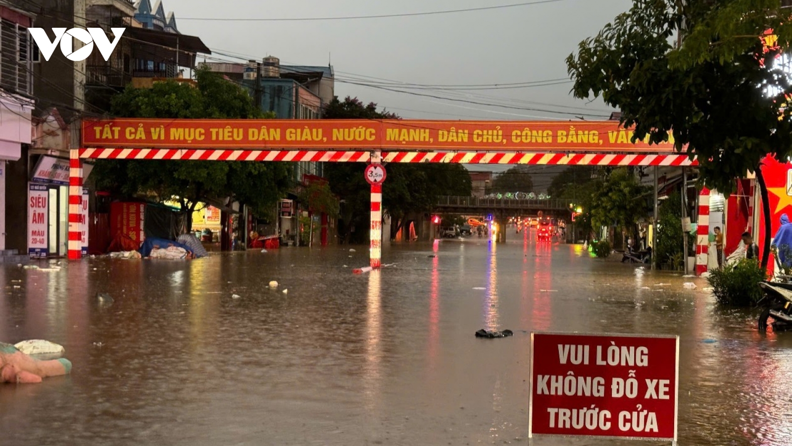 Mưa lớn gây ngập úng cục bộ tại nhiều khu vực ở thành phố Lạng Sơn