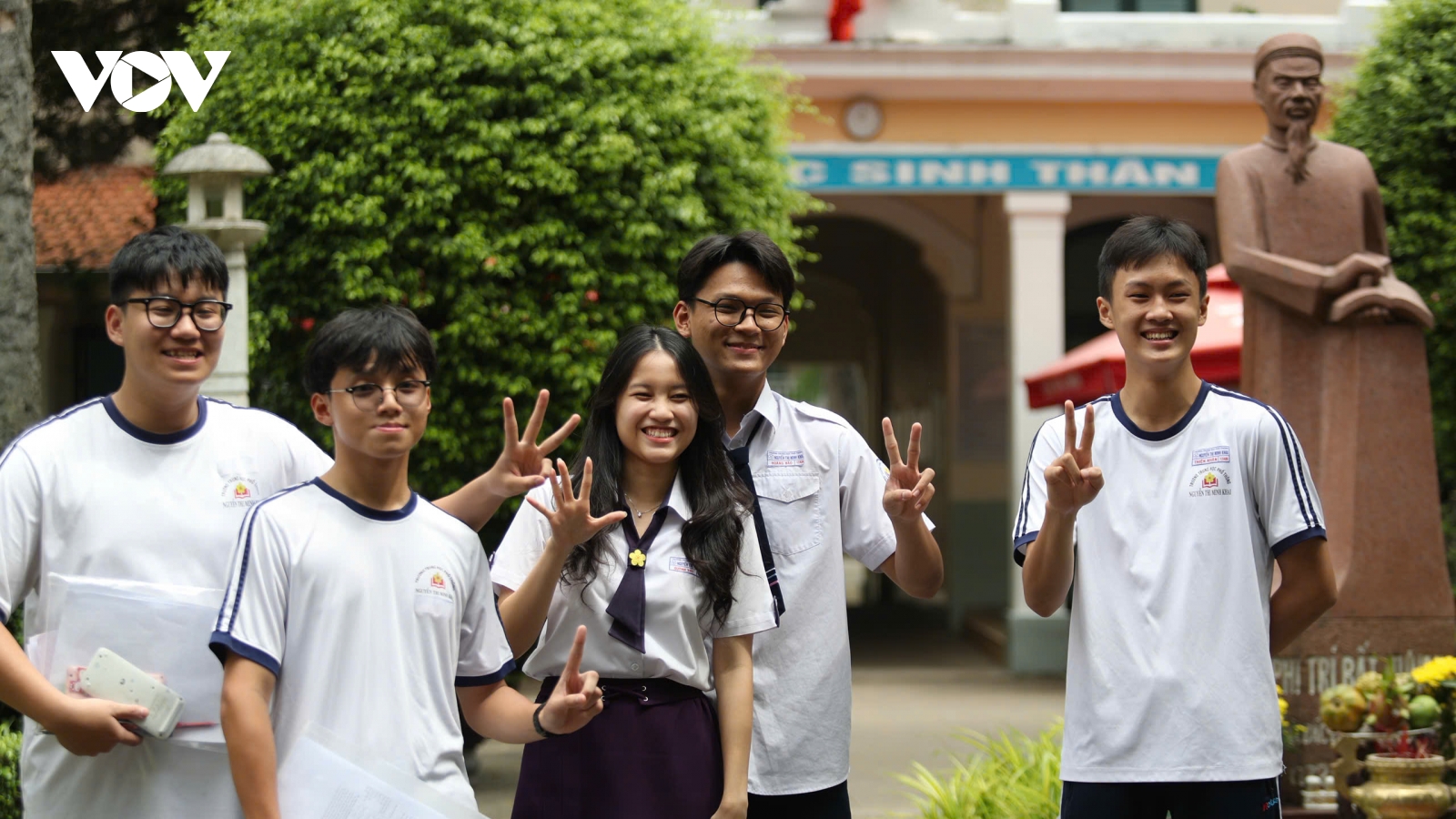 Thí sinh cả nước hoàn thành môn thi đầu tiên của kỳ thi tốt nghiệp THPT