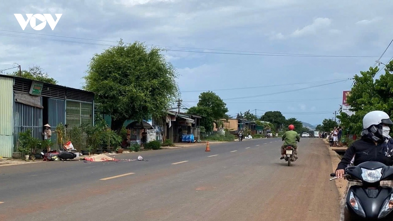 3 người đi xe máy thương vong do va chạm xe khách tại Đắk Lắk