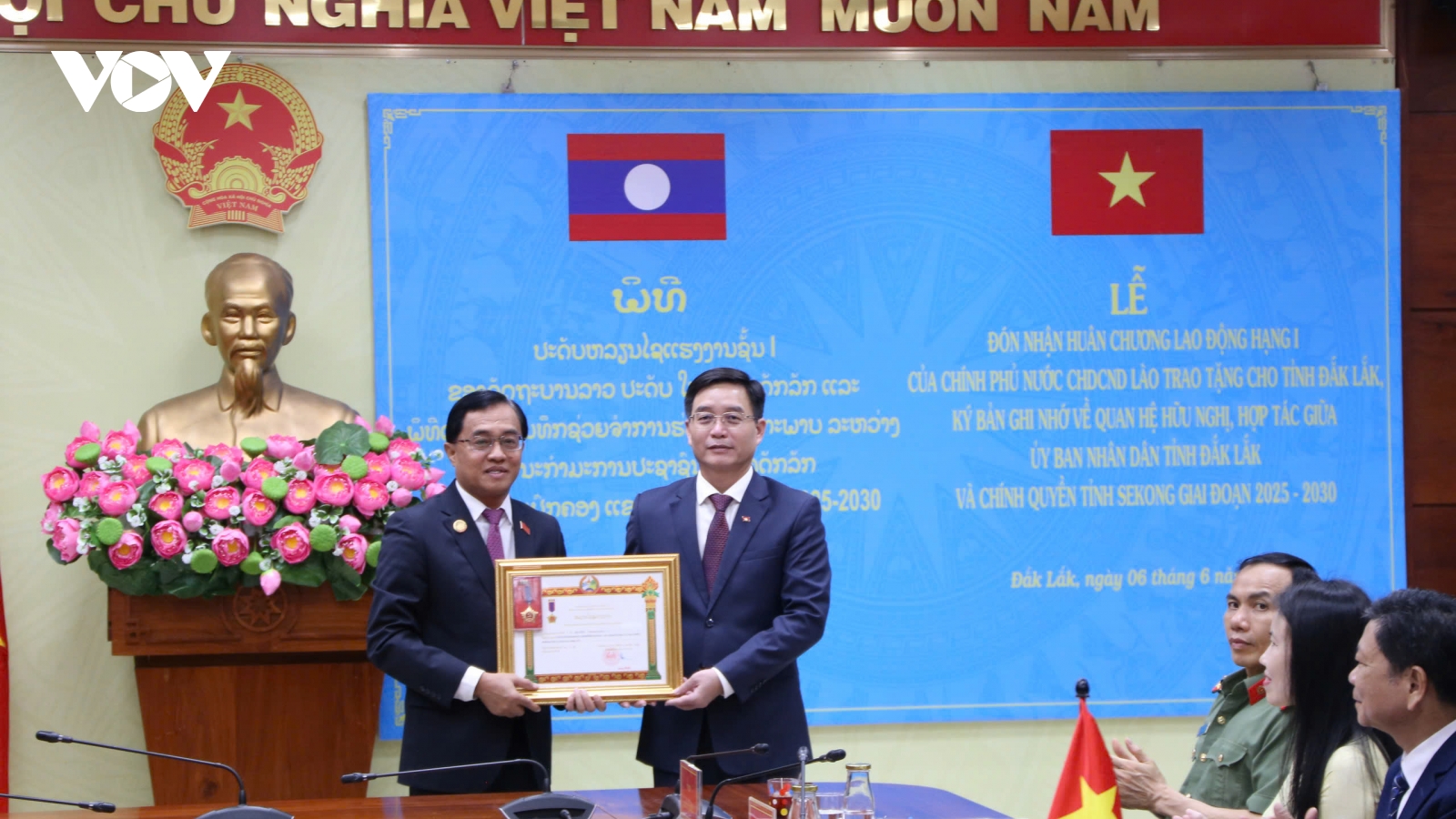 Chính phủ Lào trao tặng tỉnh Đắk Lắk Huân chương Lao động hạng Nhất