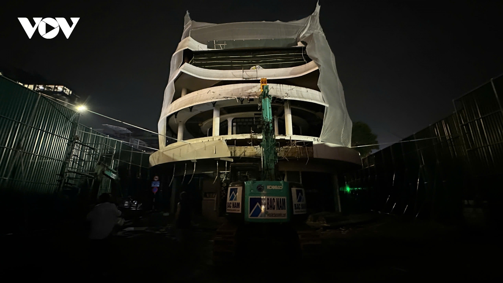 Hà Nội bắt đầu phá dỡ tòa nhà "Hàm cá mập" bên Hồ Gươm