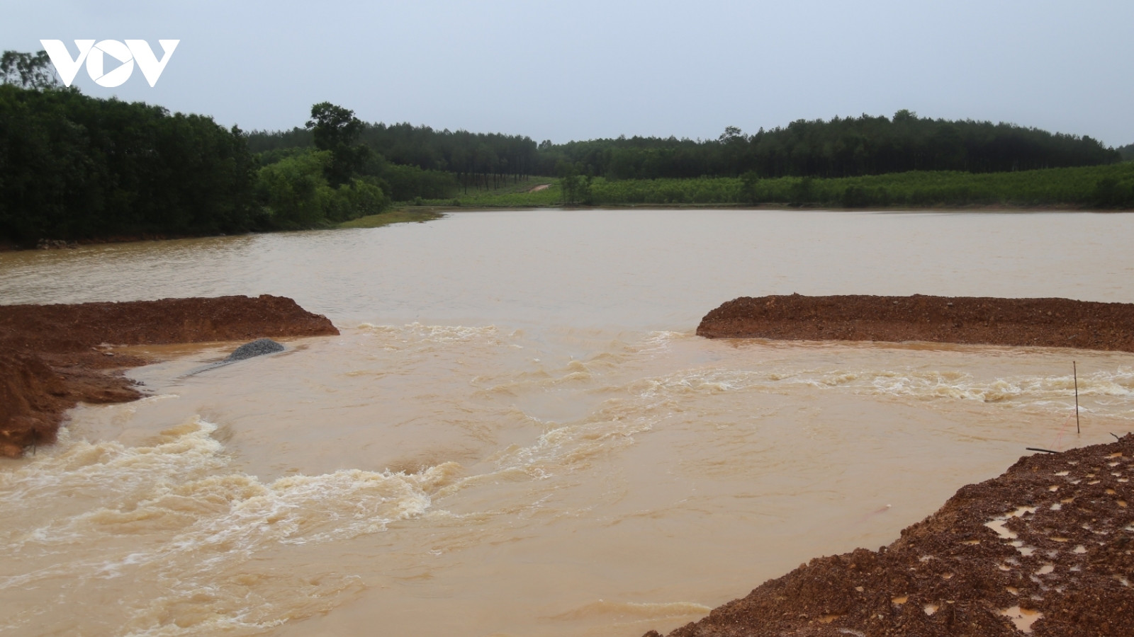 Vụ vỡ đê quai hồ Dạ Lam ở Quảng Bình: Phá đê quai để thoát lũ