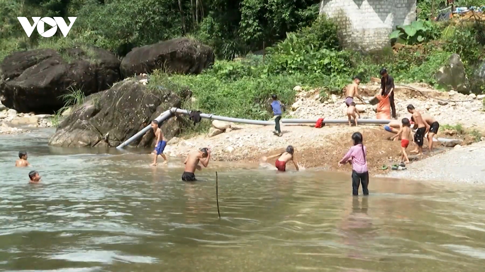 Để mùa hè thực sự là mùa của niềm vui, tiếng cười với trẻ em Lai Châu