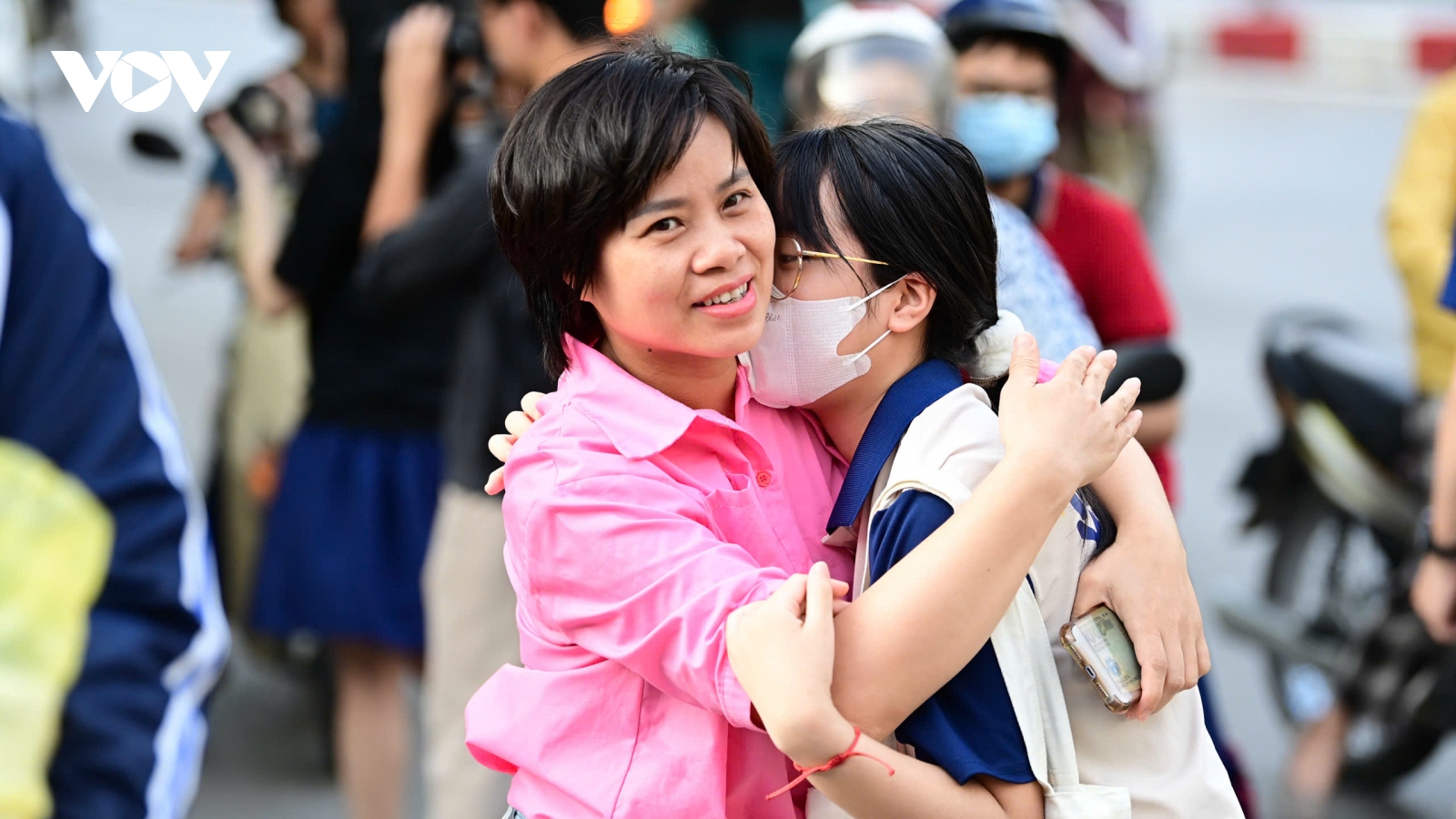 Phụ huynh âu yếm, chụp ảnh lưu lại kỷ niệm với con trước khi thi môn Văn