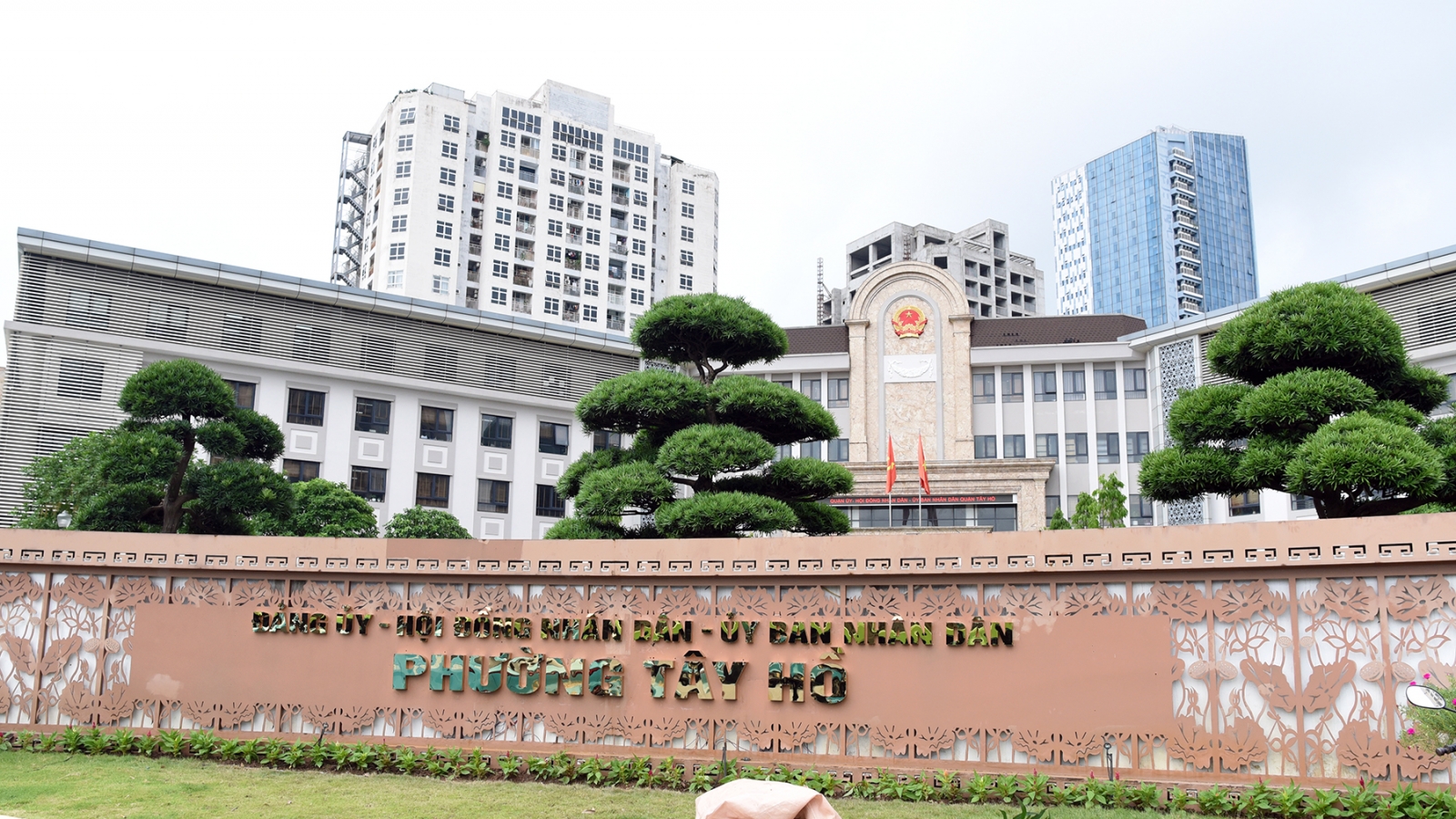 Các phường ở Hà Nội rục rịch thay biển chuẩn bị vận hành chính quyền 2 cấp