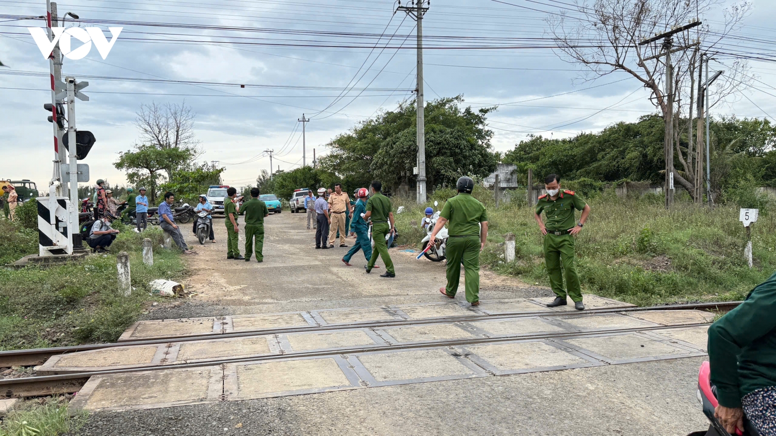 Tàu hỏa va chạm với xe máy, 2 người tử vong thương tâm