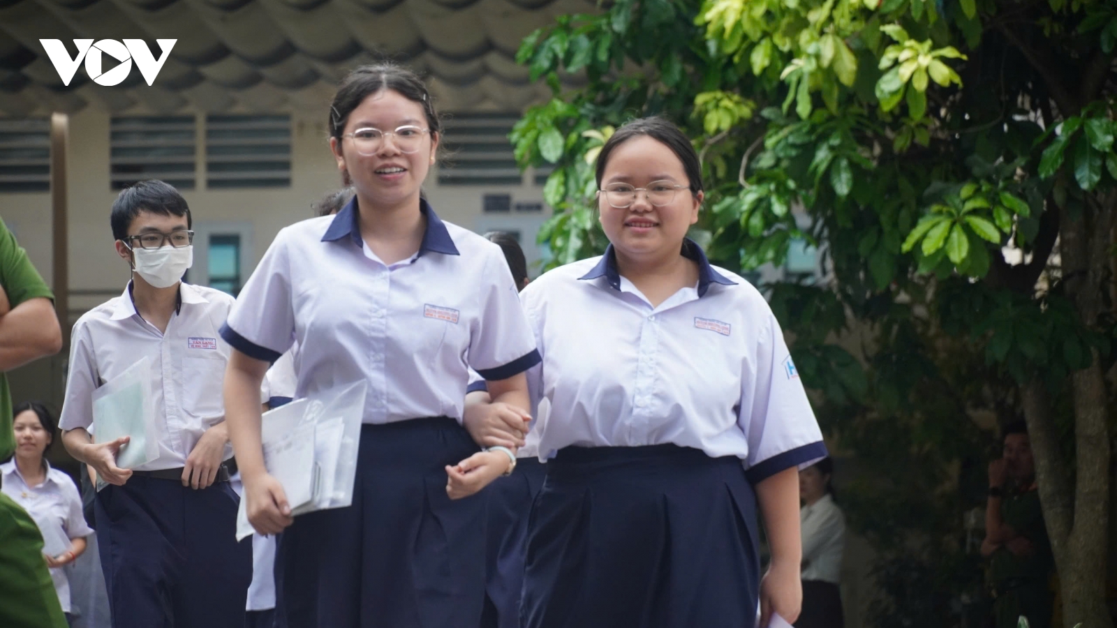 Môn Ngoại ngữ thi lớp 10: Thí sinh tự tin xong sớm, giáo viên dự đoán khó đạt 9, 10