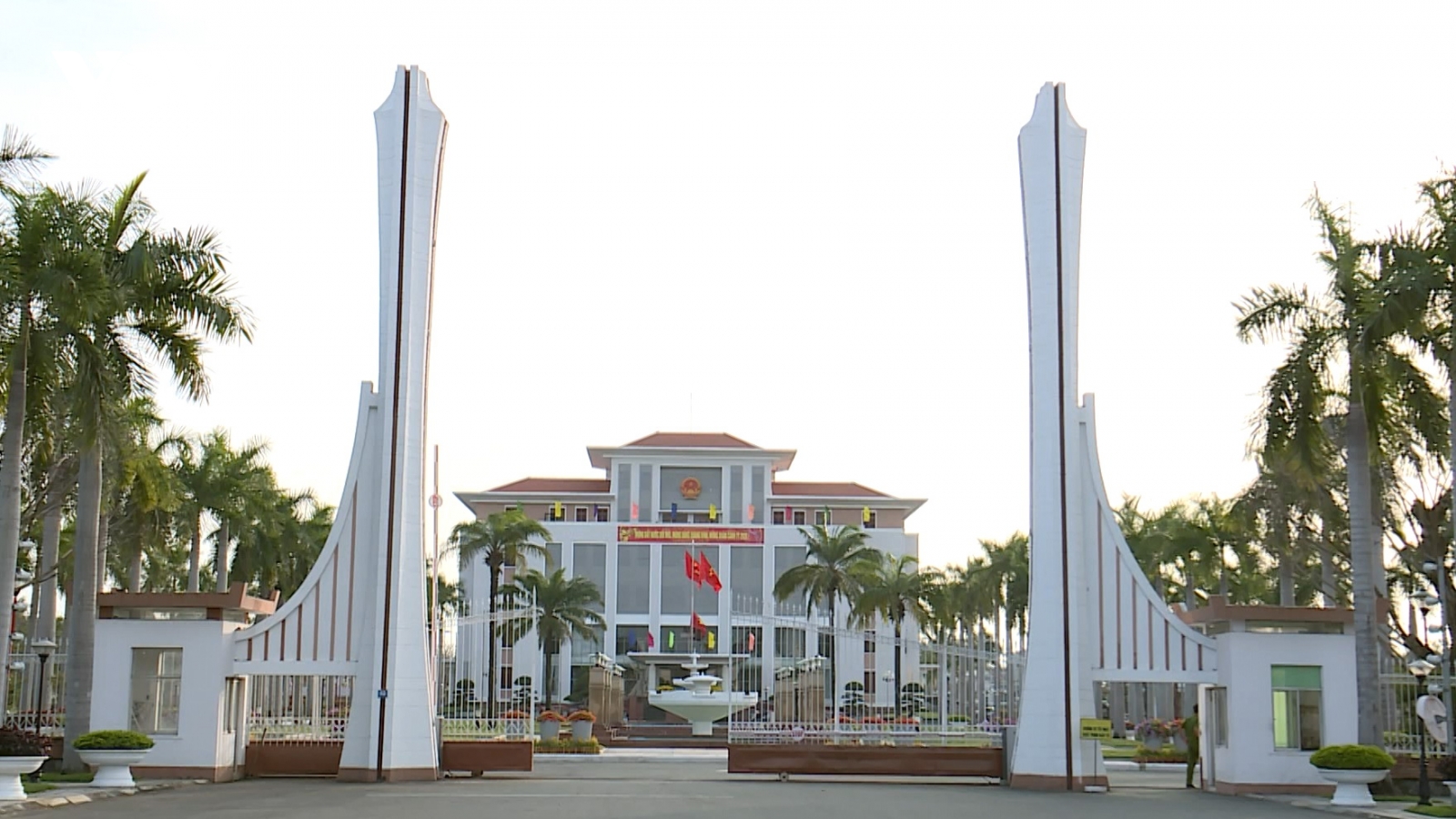 Quảng Nam đề xuất chi hơn 280 tỷ đồng hỗ trợ cán bộ ra Đà Nẵng và về xã