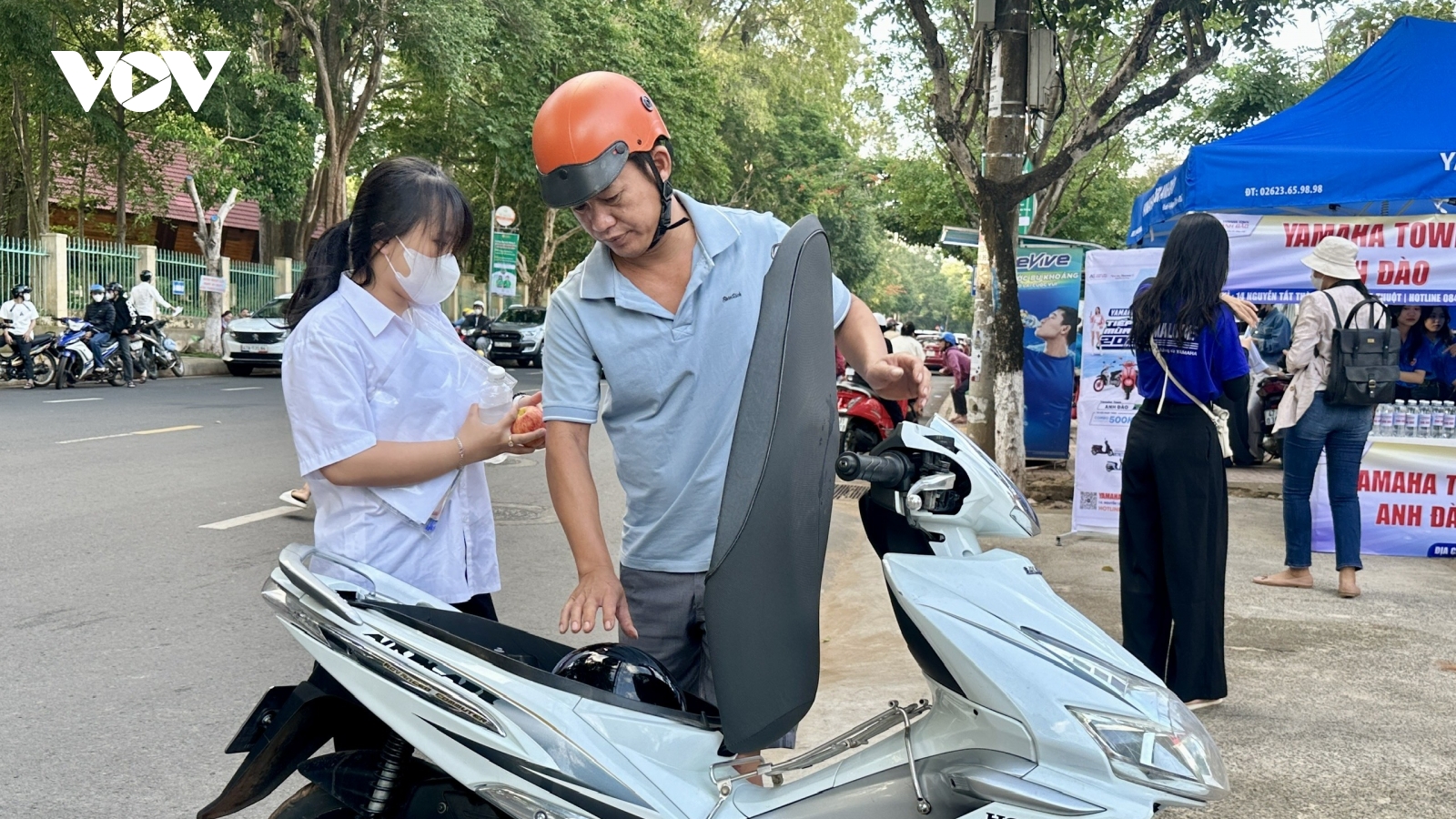 Phụ huynh ở Đắk Lắk hồi hộp đồng hành cùng các sĩ tử thi vào lớp 10