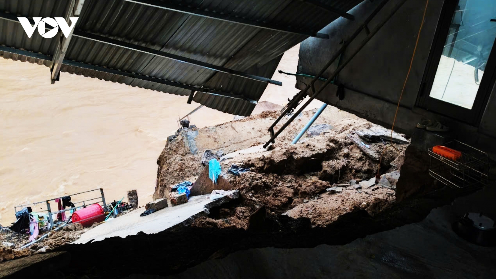 Mưa lũ gây sập nhà, cuốn trôi ô tô ở huyện Đakrông, Quảng Trị