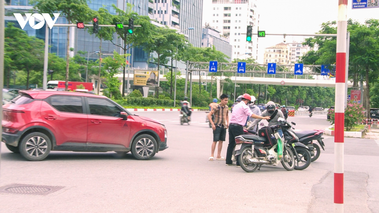 Biển báo trên đường Võ Chí Công "bất cập", phương tiện di chuyển khó khăn