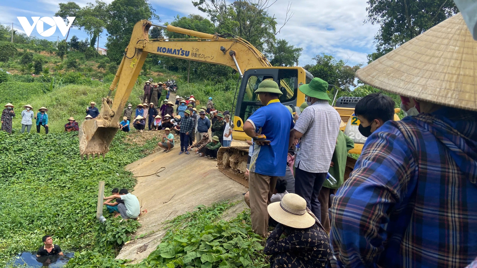 Công an kiểm tra khu vực trại lợn bị người dân tố gây ô nhiễm ở Thanh Hóa