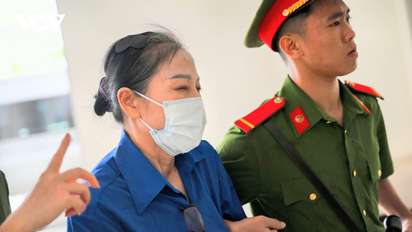 Dẫn giải cựu Bí thư Hoàng Thị Thuý Lan và 40 bị cáo vụ án Phúc Sơn hầu toà