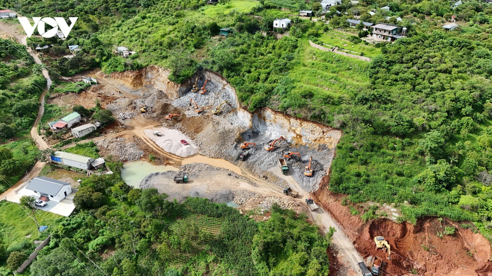 Ngang nhiên khai thác đất trái phép ở Khu du lịch Quốc gia Mộc Châu