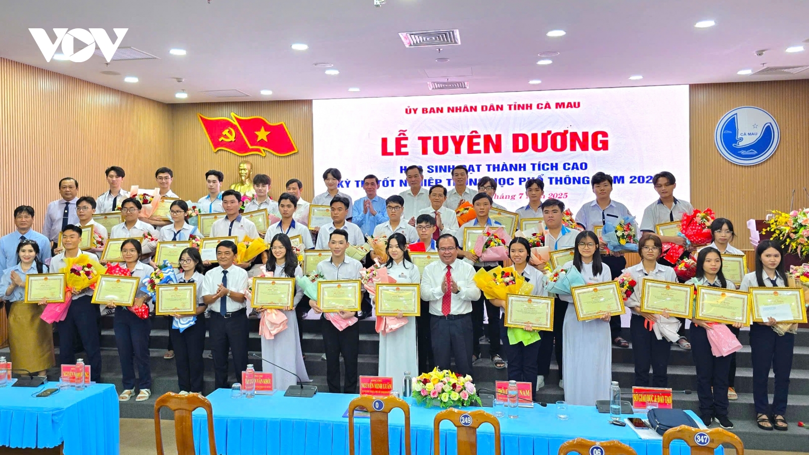 Tuyên dương hai thủ khoa và học sinh đạt điểm 10 môn Sử ở Cà Mau