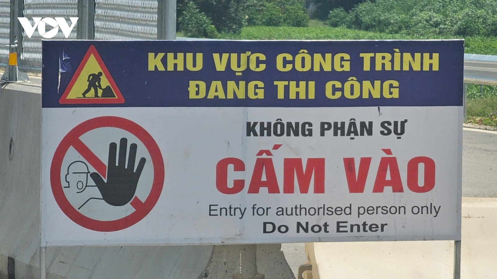 Cấm xe vào, ra khi cao tốc Vạn Ninh- Cam Lộ đang thi công