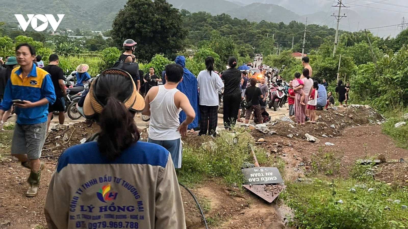 Người dân vùng lũ hoảng loạn vì thông tin thất thiệt vỡ đập Thủy điện Bản Vẽ