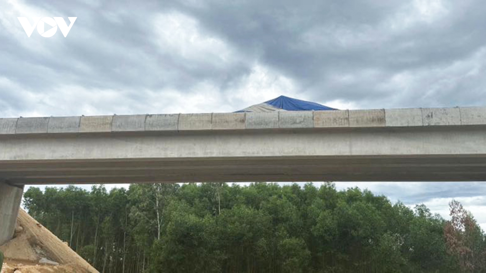 Một công nhân tử vong nghi rơi từ trên cầu vượt thi công chưa hoàn thiện xuống đất