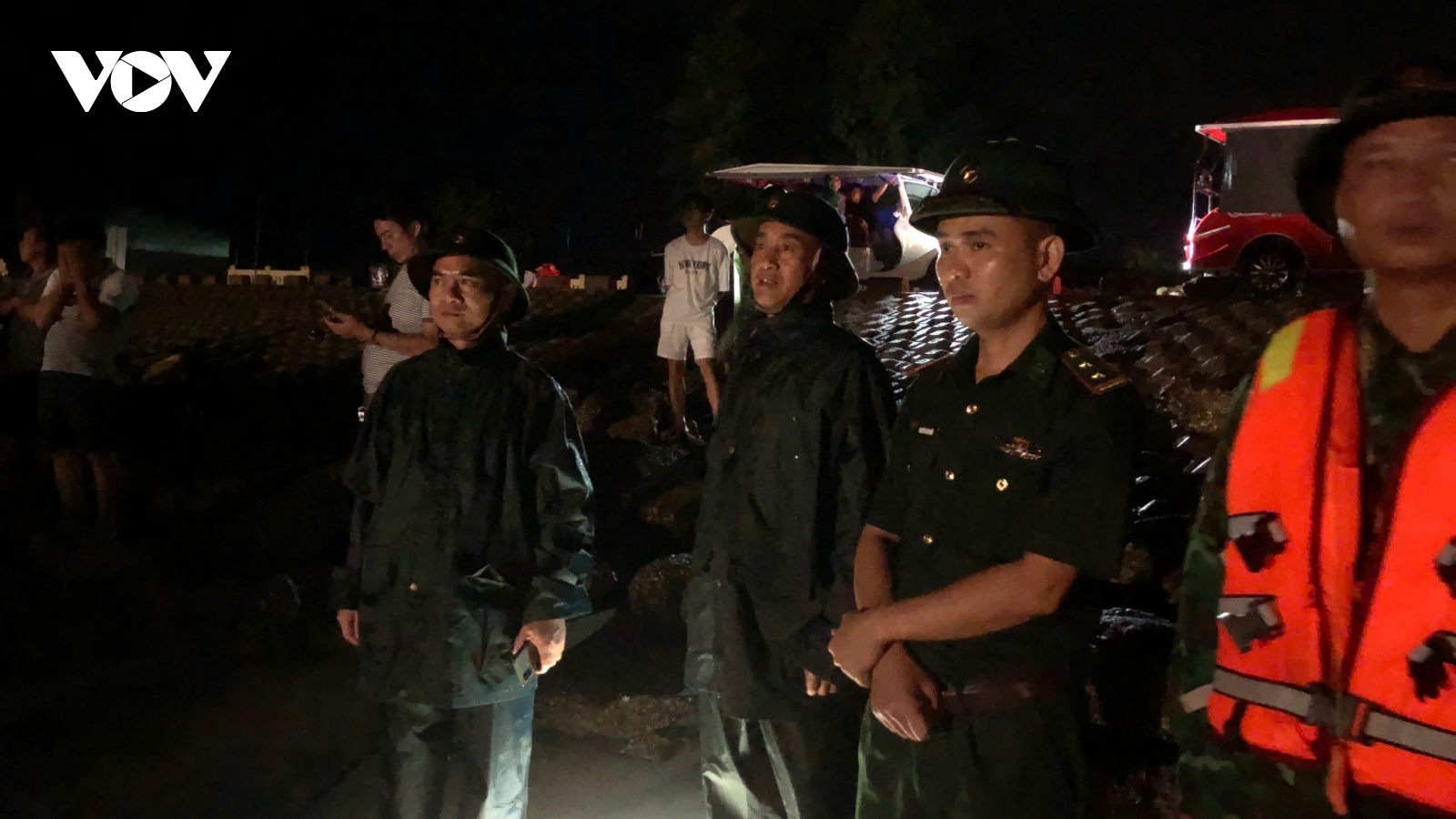 Hình ảnh cứu hộ thành công 34 người trên tàu du lịch chìm ở Hà Tĩnh