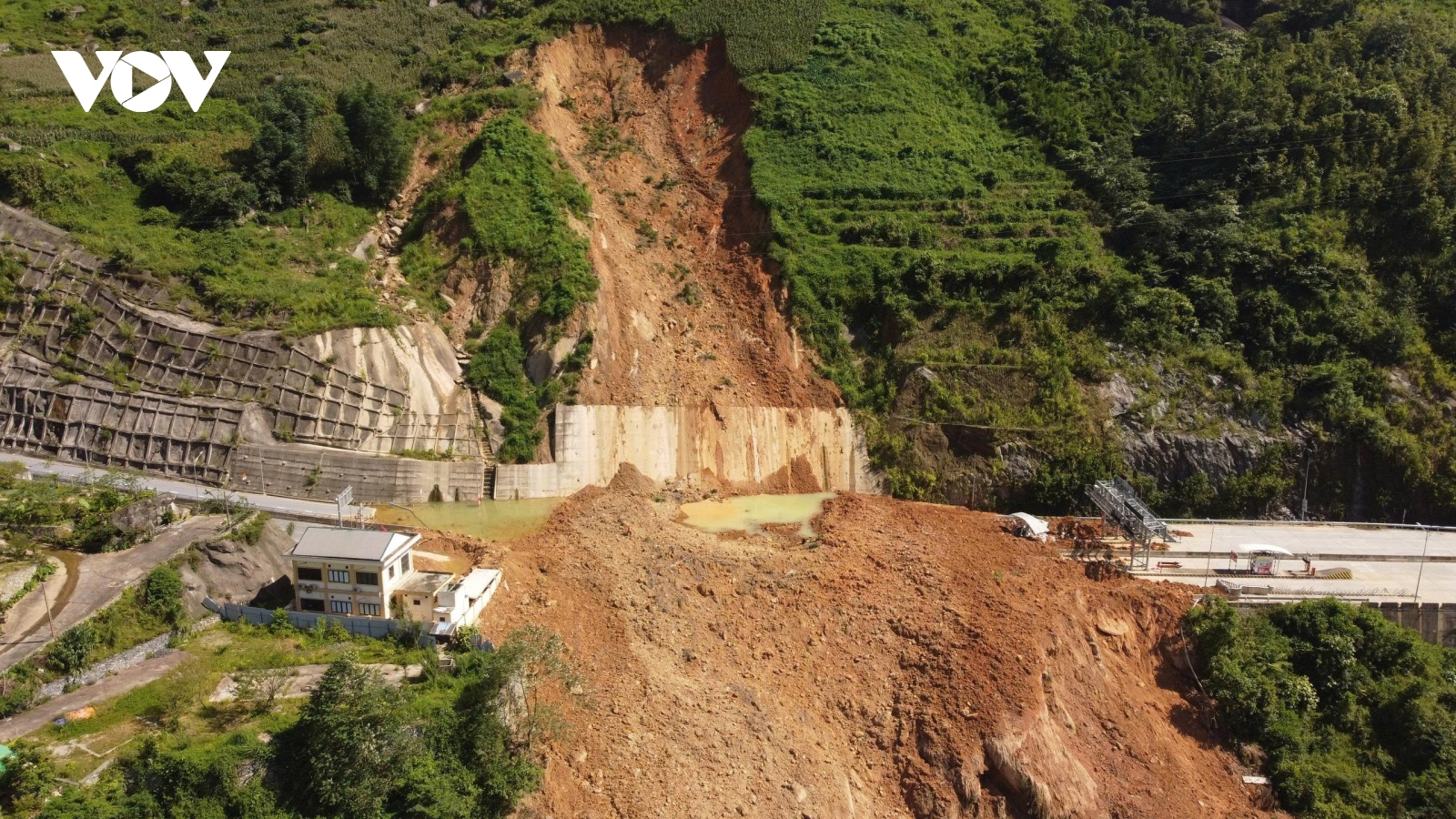 Một vết sạt, hai “phận” đường - Nút thắt ở đâu?