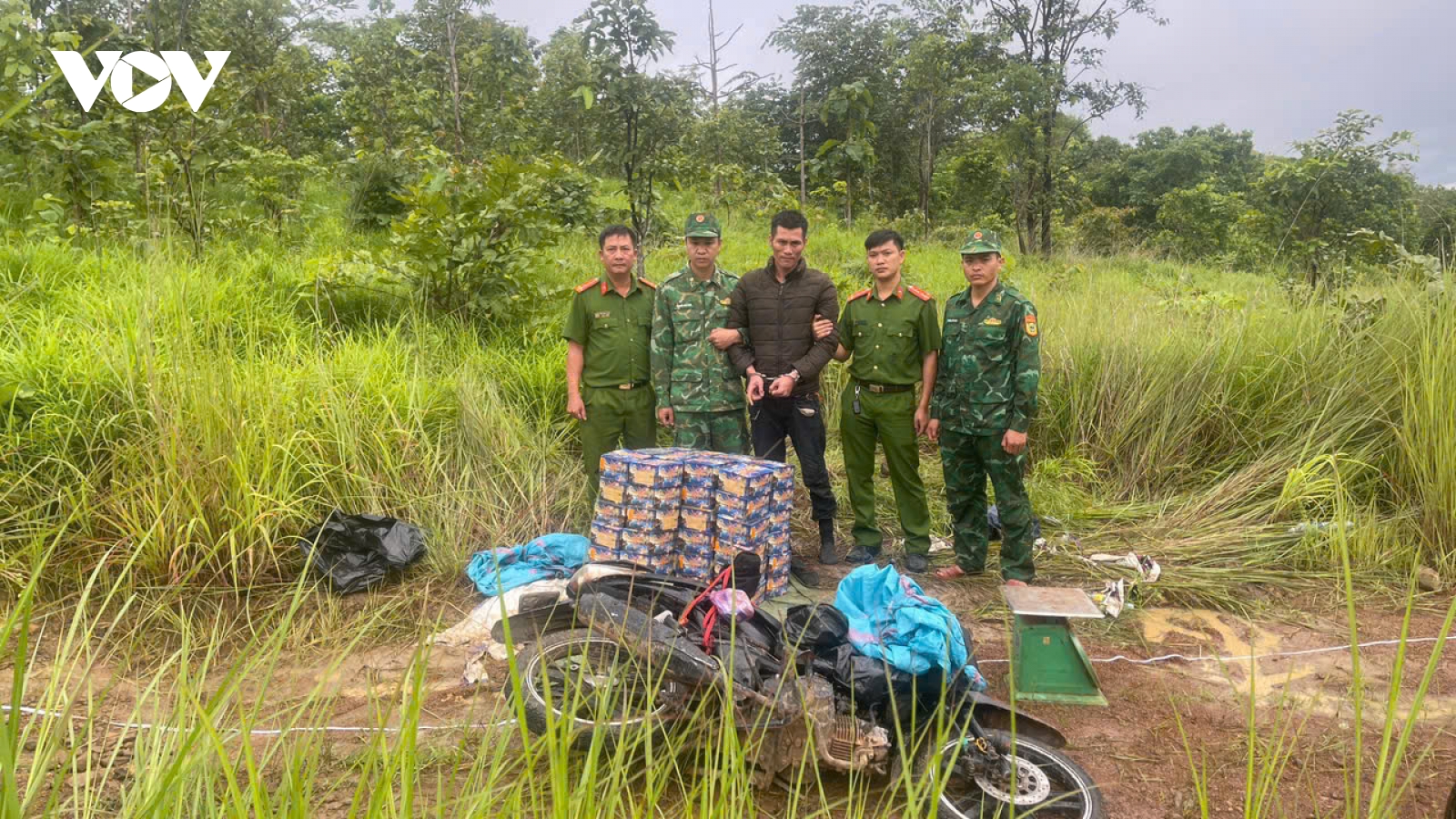 Gia Lai: Bắt giữ hai đối tượng vận chuyển trái phép hơn 200kg pháo qua biên giới