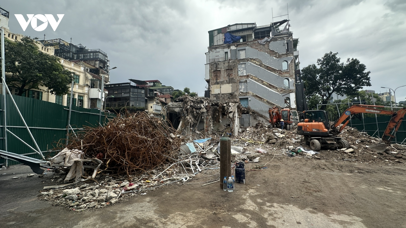 Tòa nhà "Hàm cá mập" chính thức trở thành ký ức