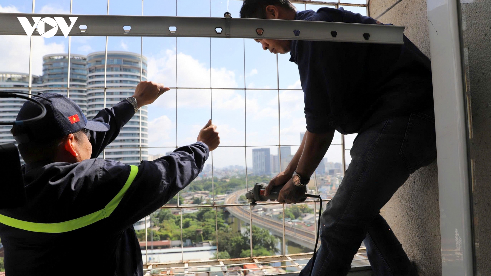 Người dân TP.HCM tháo gỡ "chuồng cọp" mở lối thoát nạn