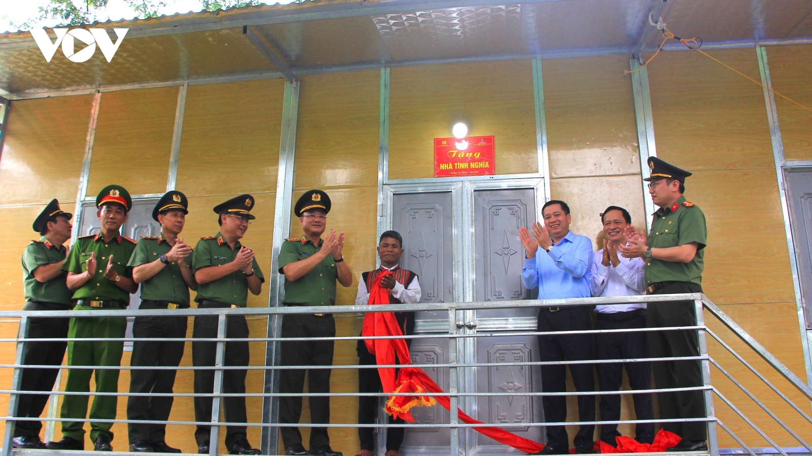 Giúp người dân miền núi Quảng Trị an cư trước mùa mưa bão