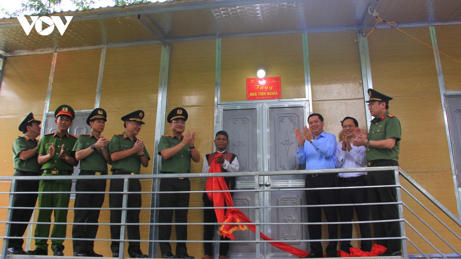 Bộ Công an bàn giao 1.143 ngôi nhà tặng nhân dân vùng biên giới ở Quảng Trị