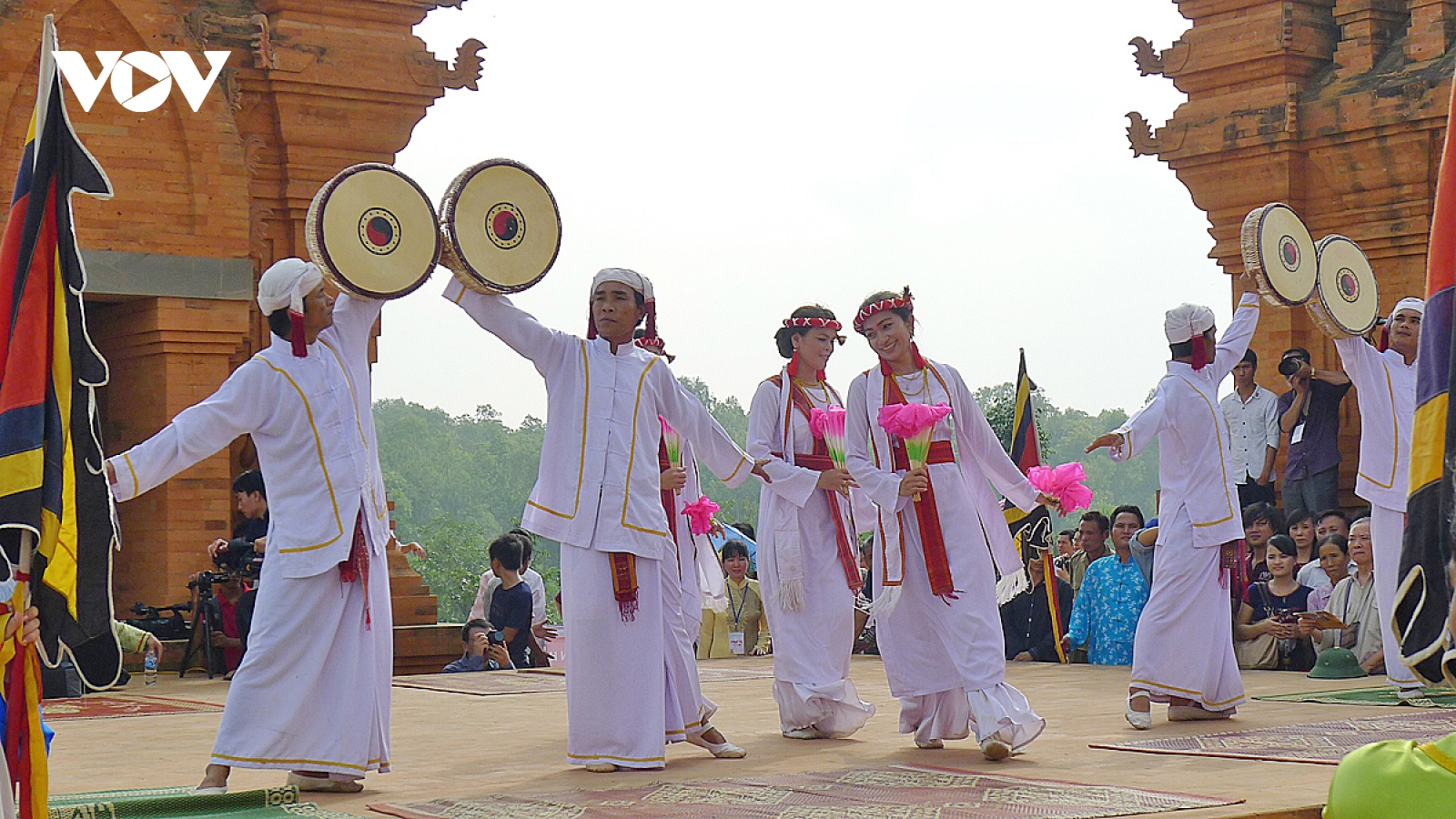 Làng văn hóa – du lịch các dân tộc Việt Nam: Gỡ điểm nghẽn cơ chế để phát huy giá trị