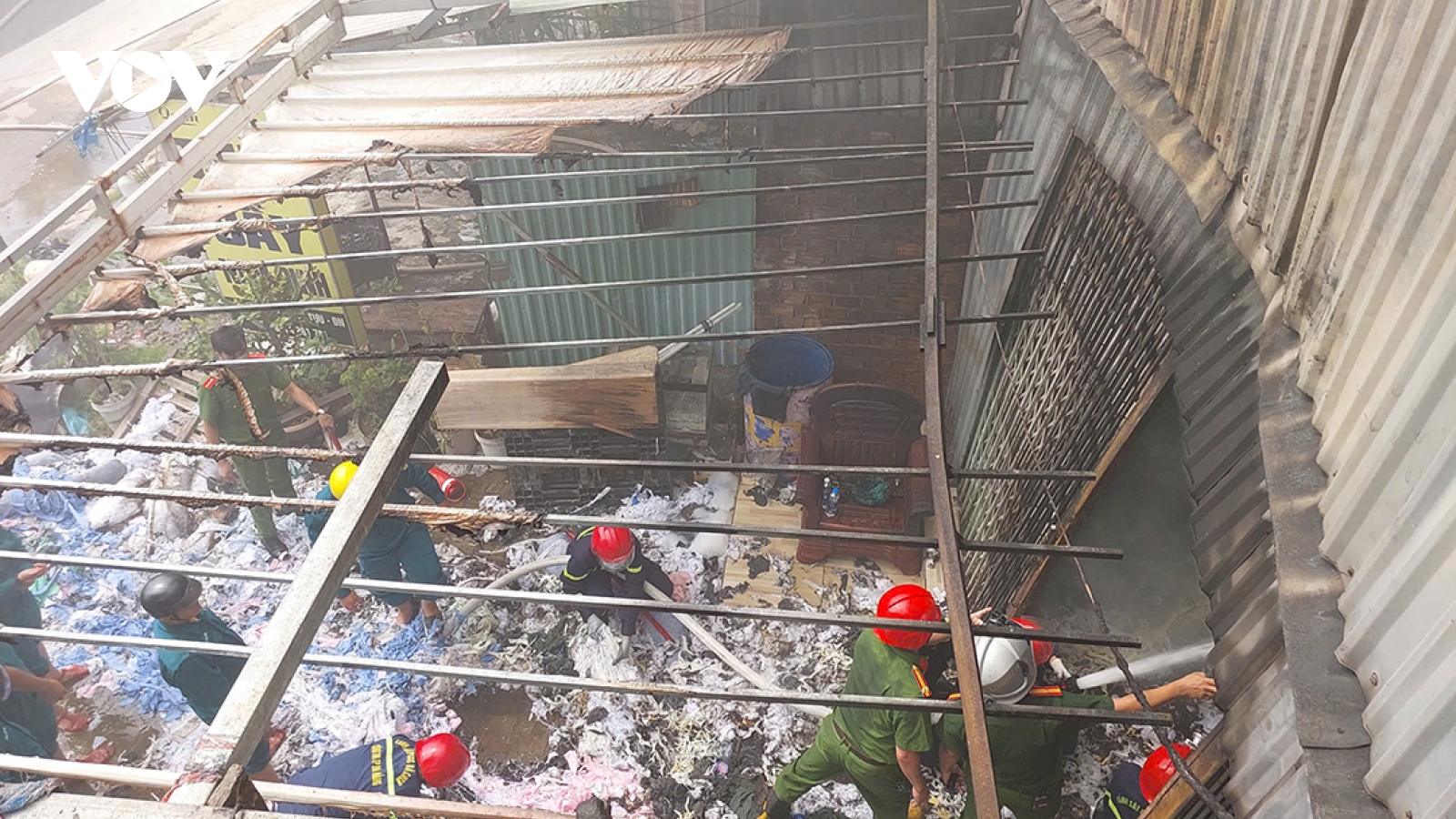 Cháy kho chứa vải ở Đà Nẵng, khói bốc cao hàng trăm mét