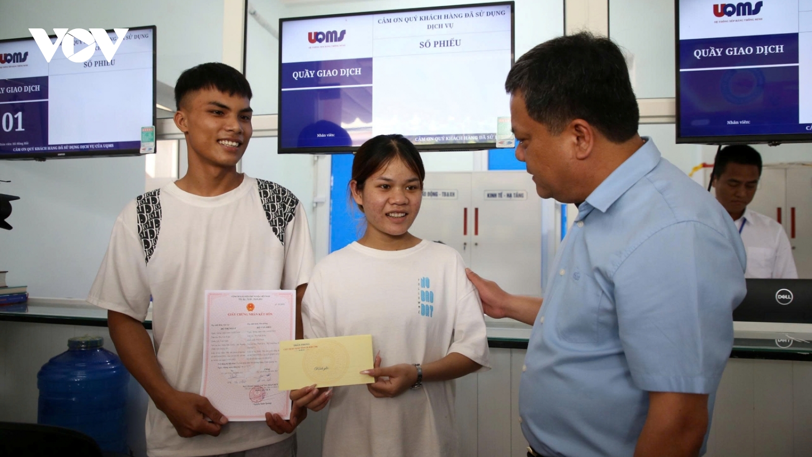 Chủ tịch tỉnh Quảng Trị chúc phúc cặp đôi đầu tiên đi đăng ký kết hôn tại xã mới