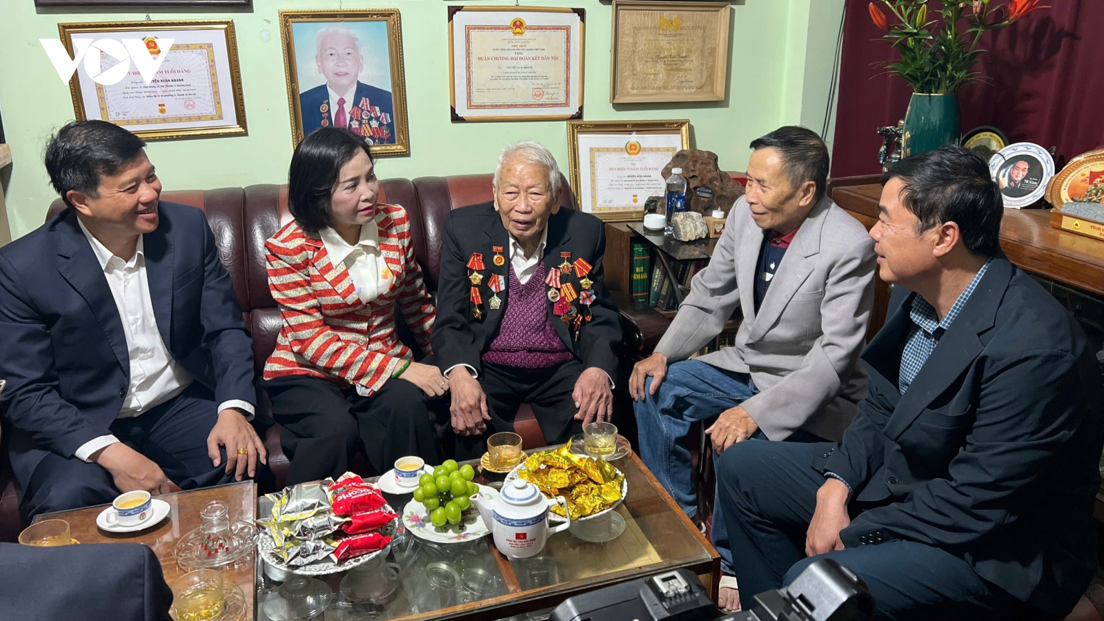 Phó Chủ tịch Quốc hội thăm, tặng quà gia đình chính sách tại Đà Lạt