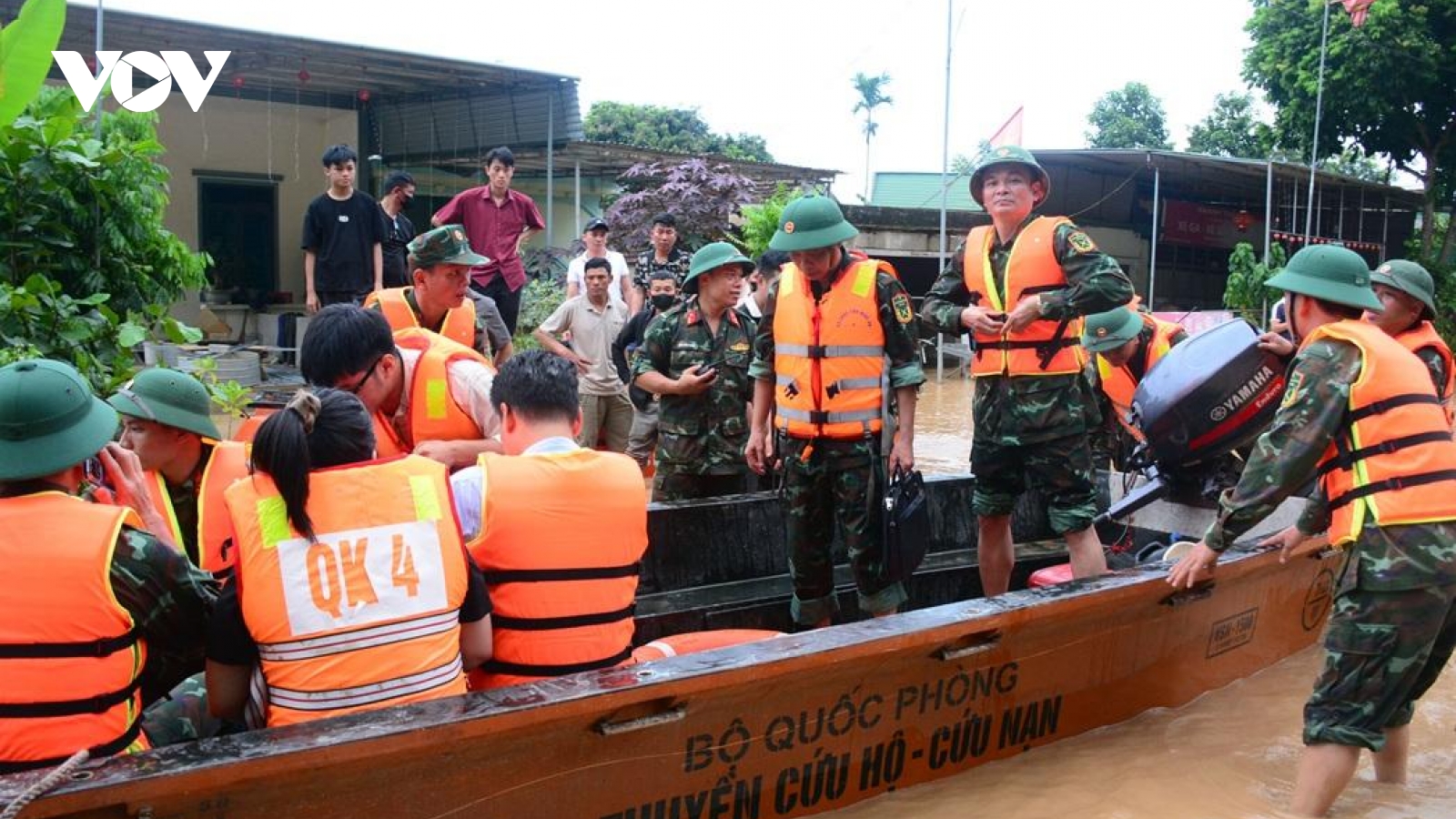 Người dân vùng lũ Nghệ An xúc động nhận hàng tiếp tế từ lực lượng cứu hộ