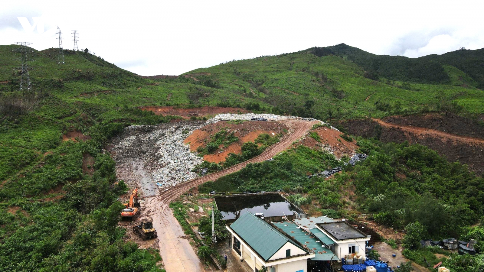 Quảng Ninh người dân bức xúc vì rác thải ùn ứ kéo dài