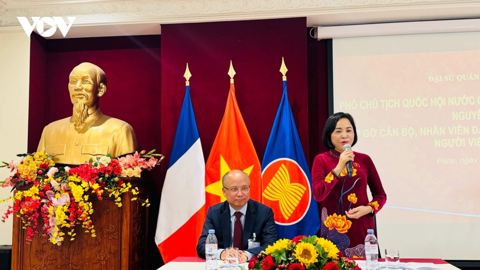 Phó Chủ tịch Quốc hội Nguyễn Thị Thanh gặp mặt cộng đồng người Việt tại Pháp