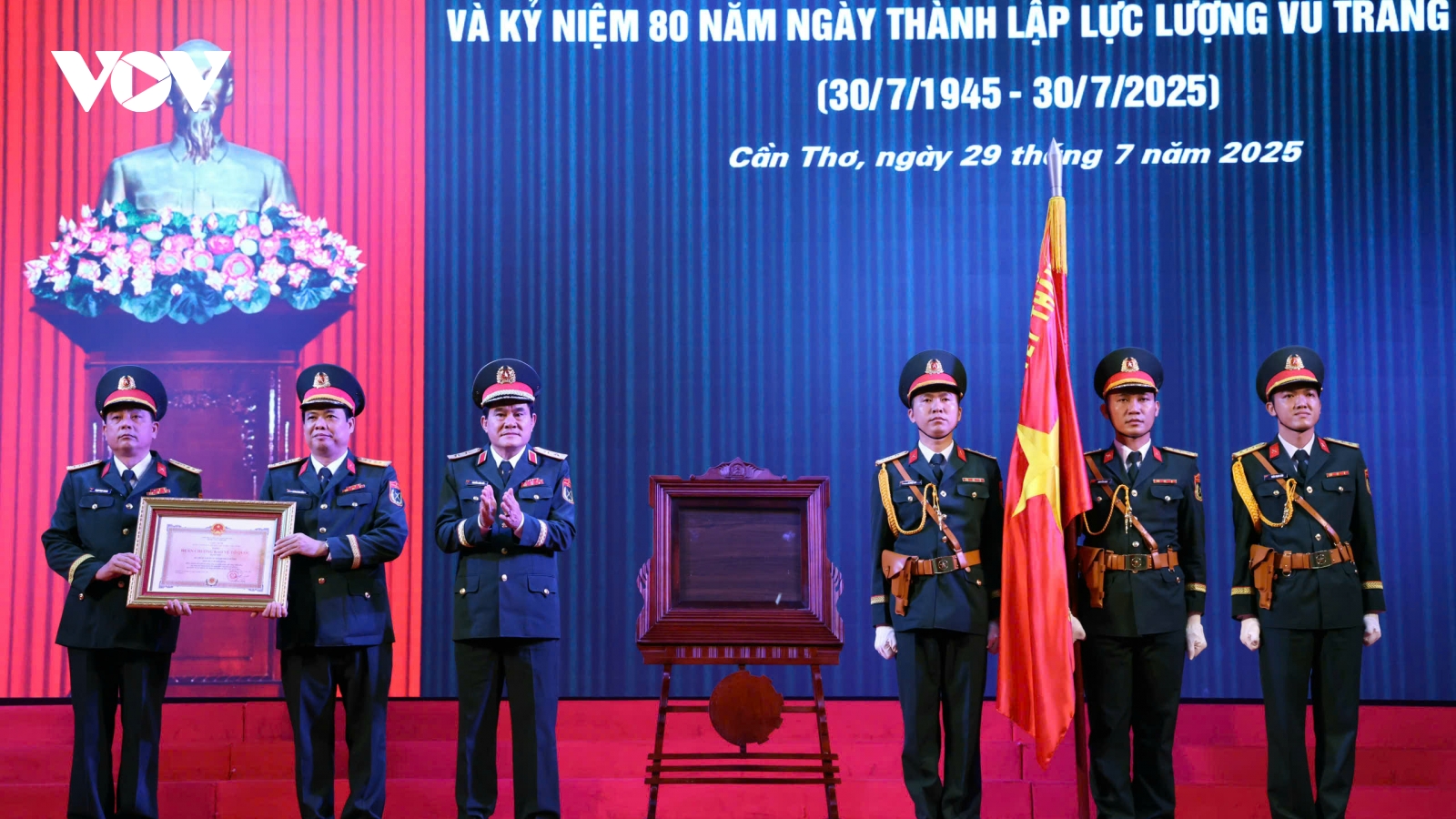 Bộ Chỉ huy quân sự Cần Thơ đón nhận Huân chương Bảo vệ Tổ quốc hạng Nhì