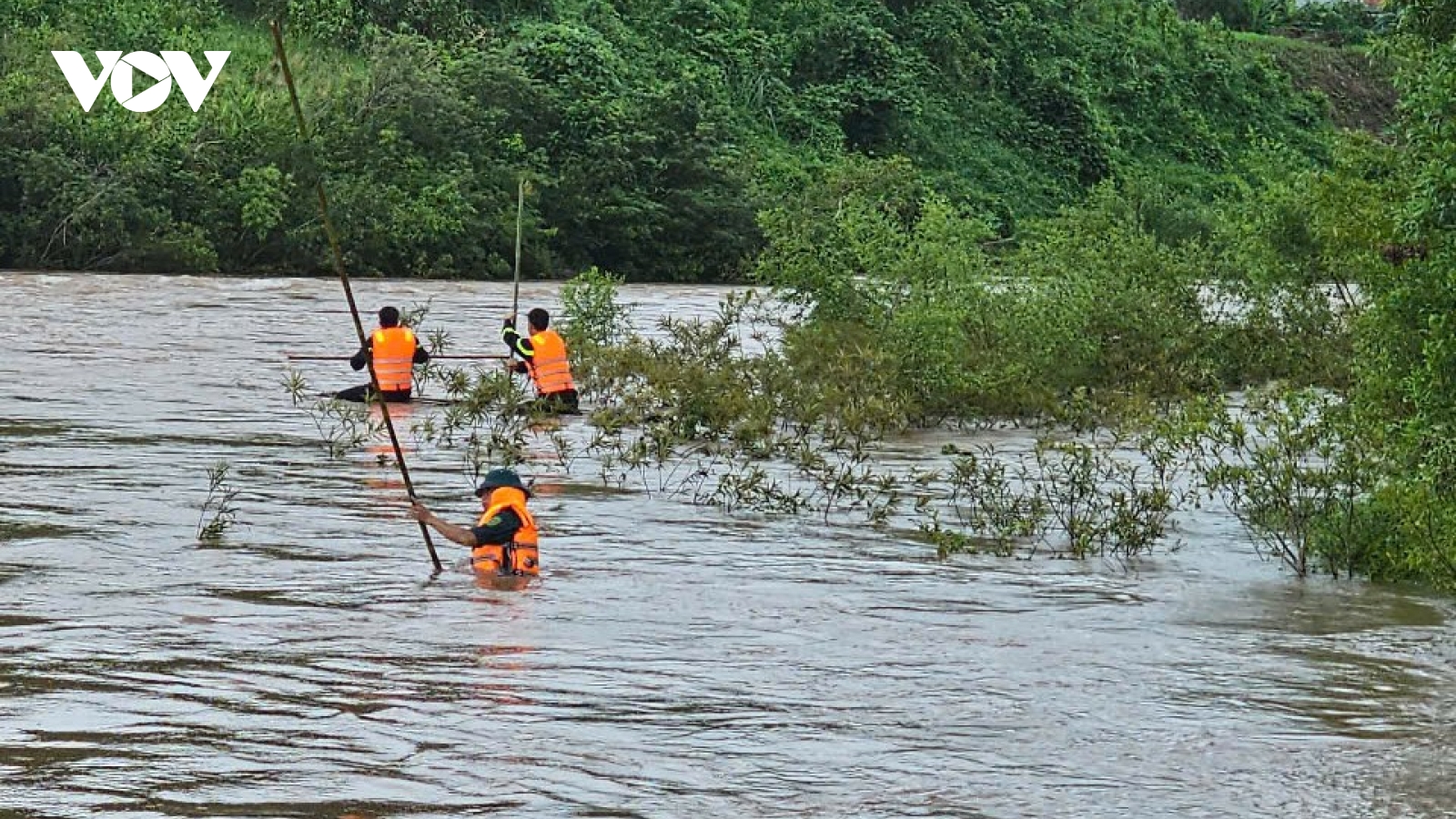 Tập trung lực lượng tìm kiếm bé gái bị lũ cuốn trôi ở Quảng Ninh