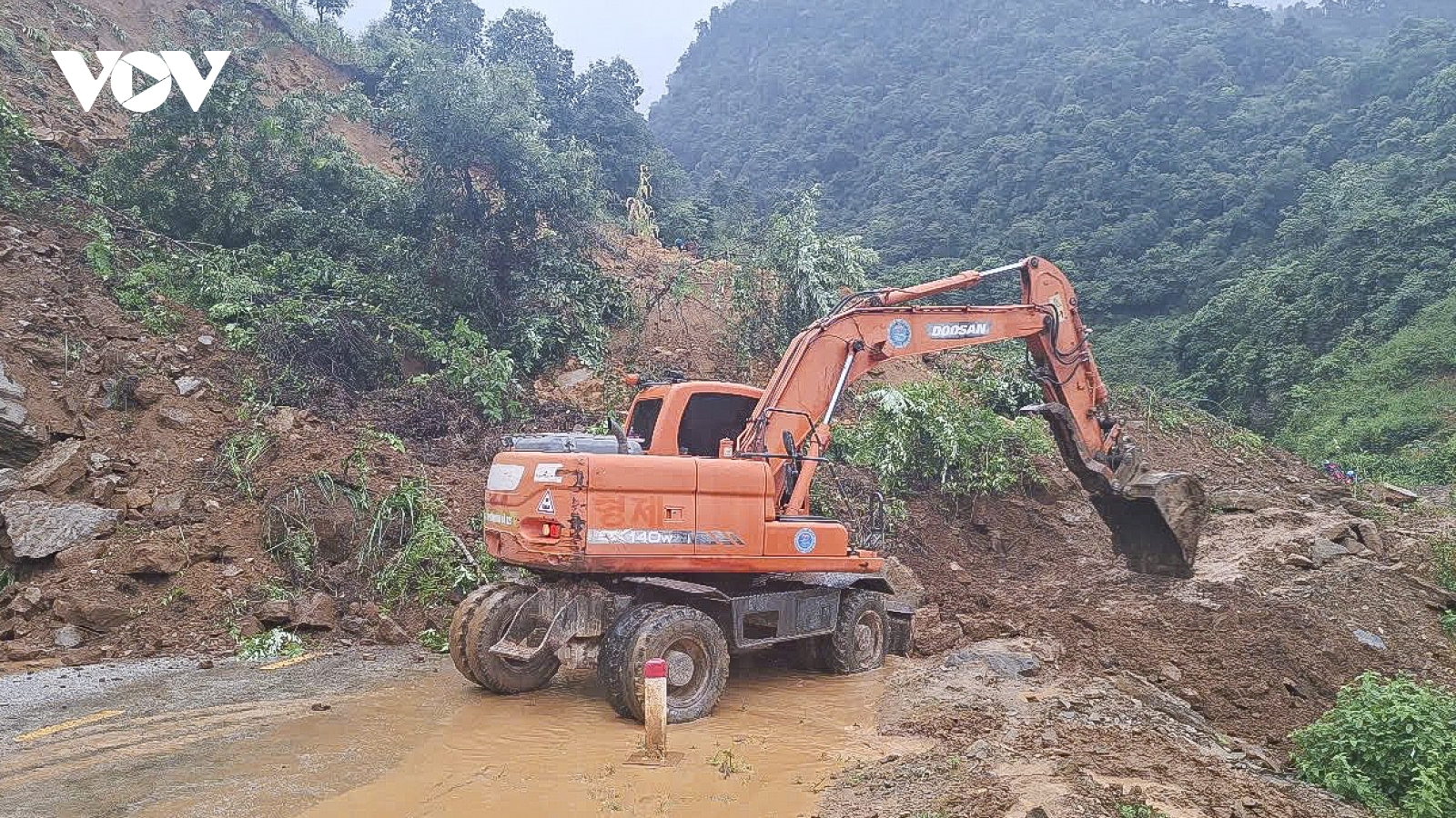 Mưa lớn diện rộng gây sạt lở, ách tắc giao thông tại Điện Biên