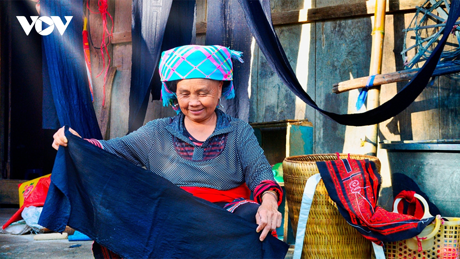 Giữ hồn chàm trên vải lanh ở vùng cao Lai Châu