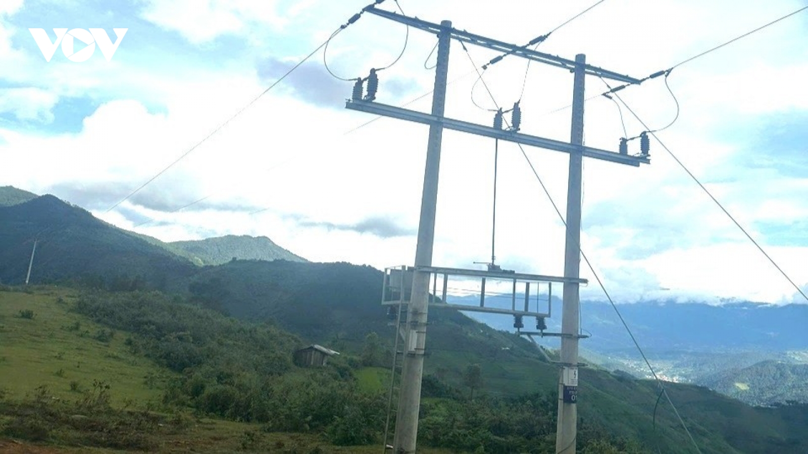 Trèo cột điện 35kV để bắt chim, thiếu niên 13 tuổi ở Lào Cai nguy kịch