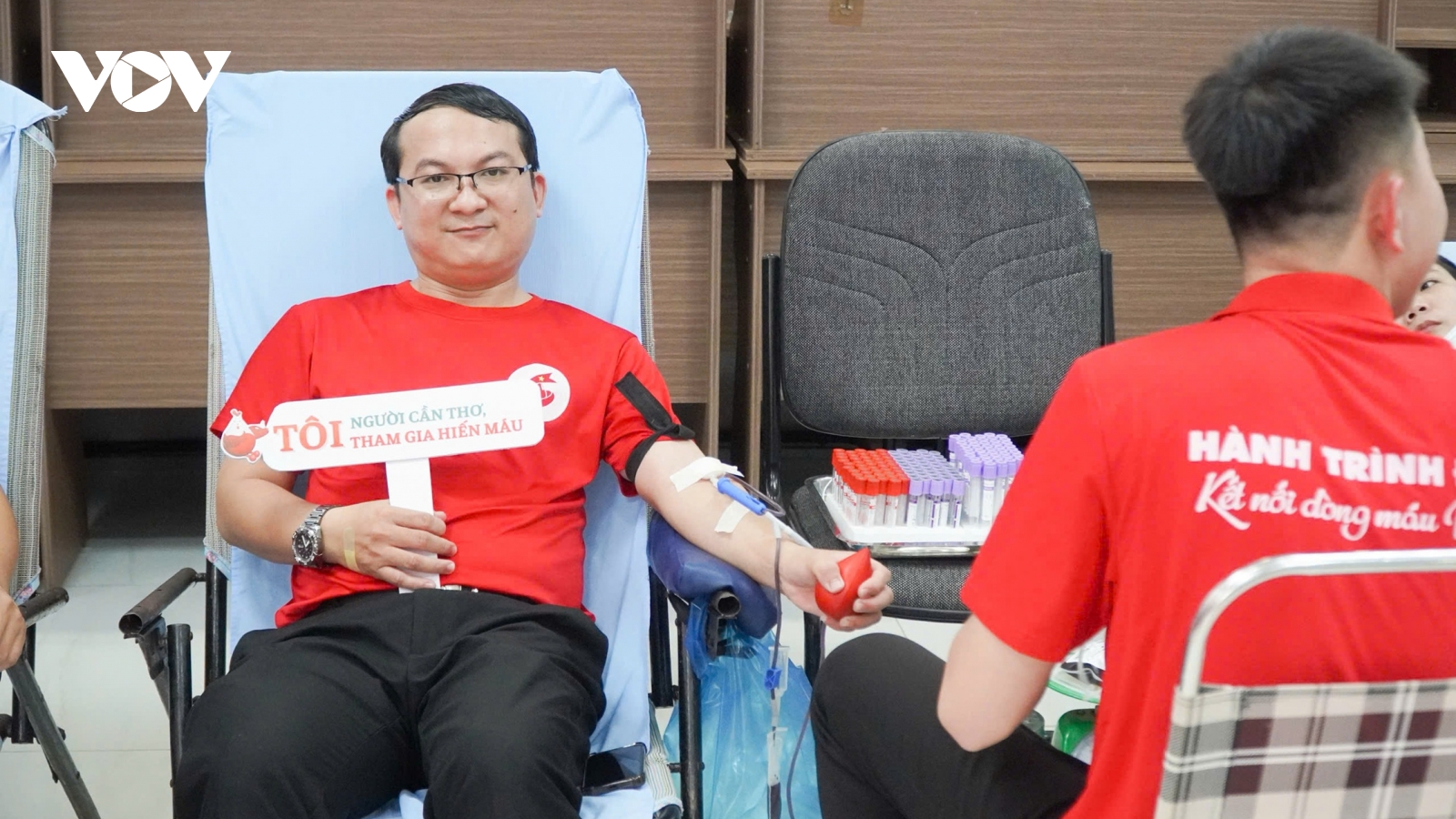 Gần 1.000 người hiến máu tình nguyện trong ngày hội “Sắc đỏ Tây Đô”