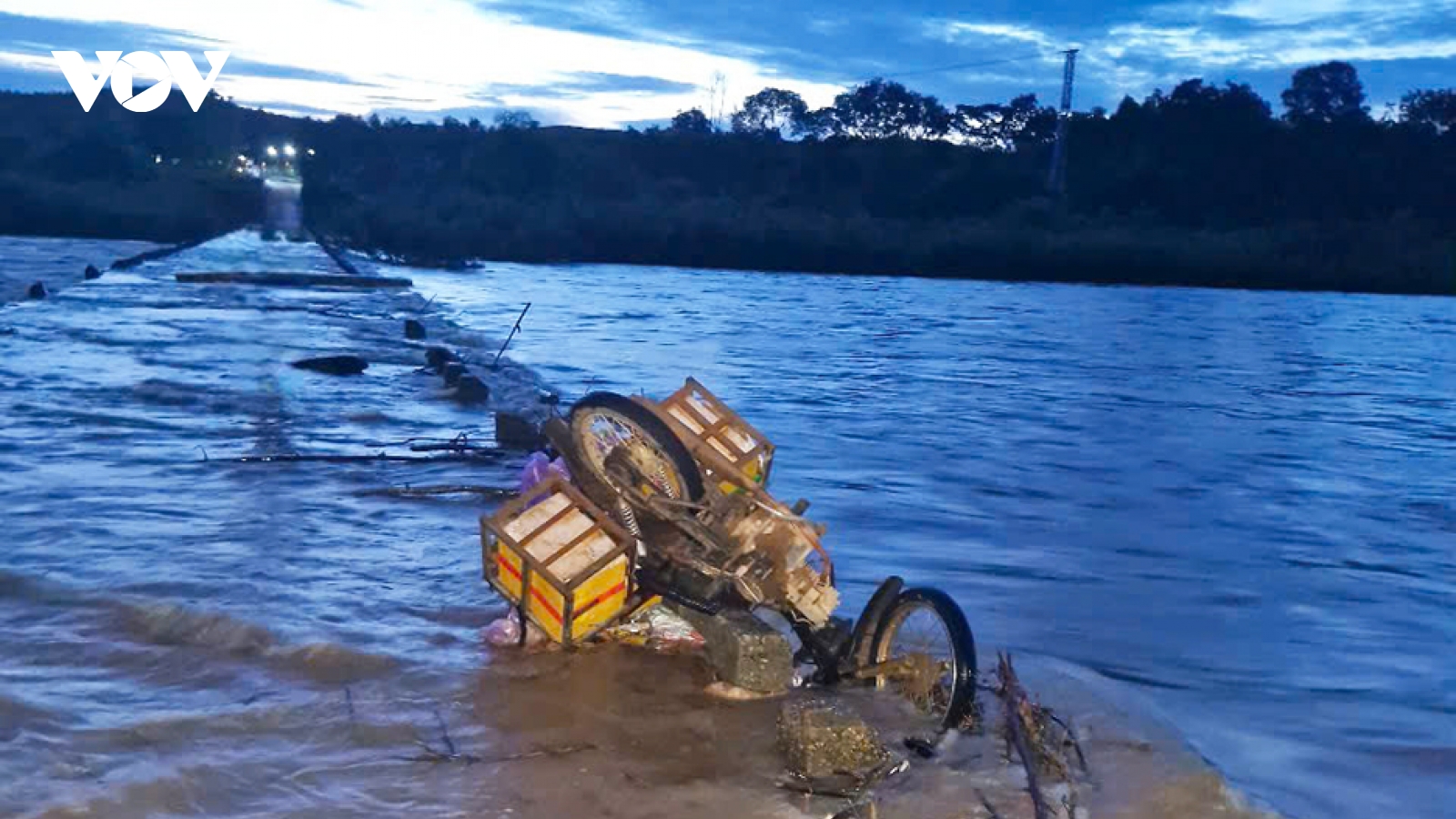 Một phụ nữ đi xe máy rơi xuống cầu tràn Thạch Nham mất tích