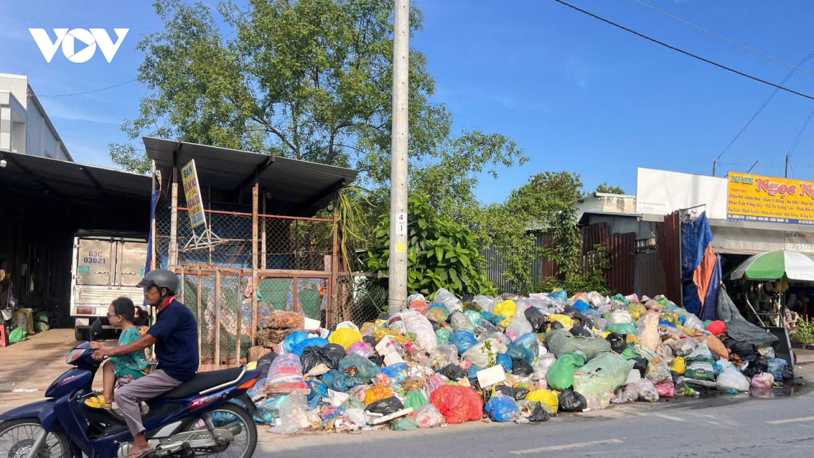 Nhiều hộ dân ở xã Kim Sơn, Đồng Tháp kêu trời vì đống rác to đùng gây ô nhiễm